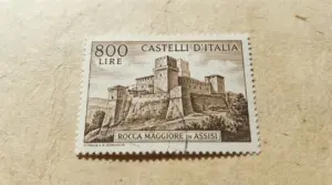 Francobollo italiano da 800 lire raffigurante la Rocca Maggiore di Assisi