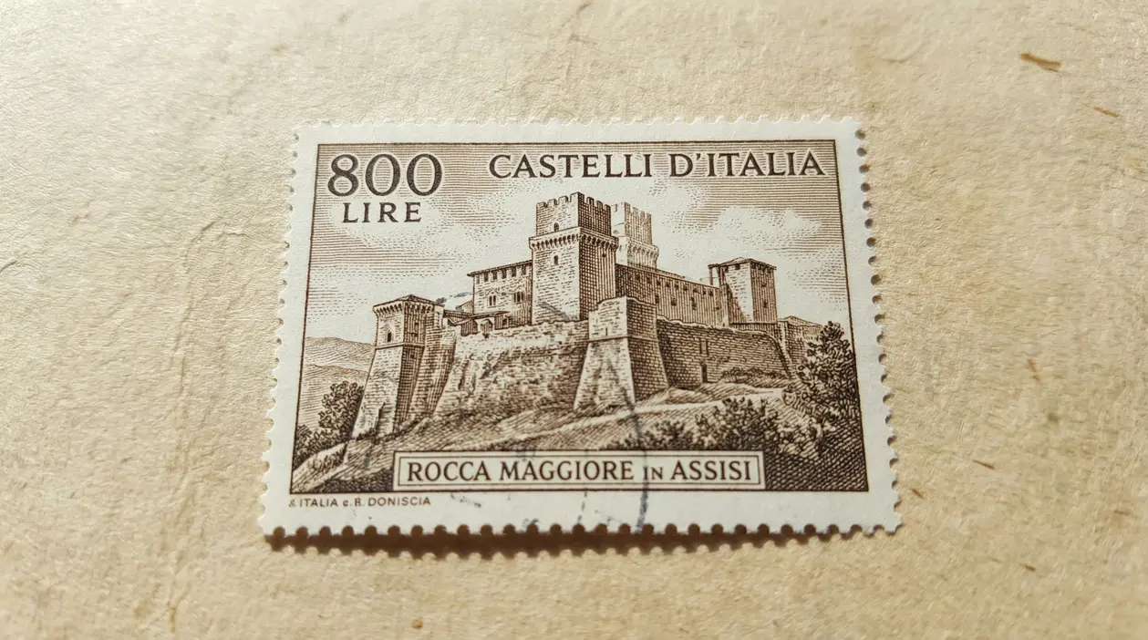 Francobollo italiano da 800 lire raffigurante la Rocca Maggiore di Assisi